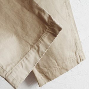 明日発売。今の気分にちょうどいい無骨なチノパン