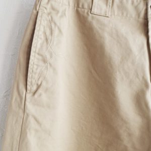 明日発売。今の気分にちょうどいい無骨なチノパン
