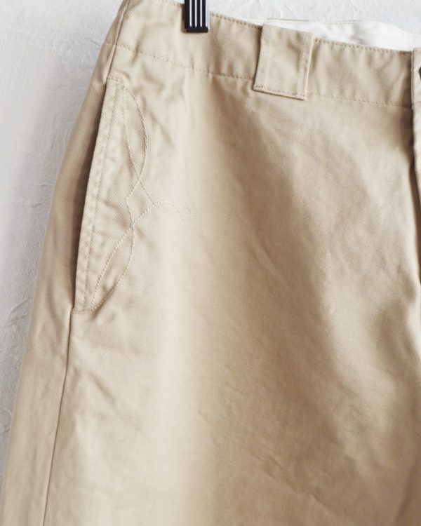 明日発売。今の気分にちょうどいい無骨なチノパン