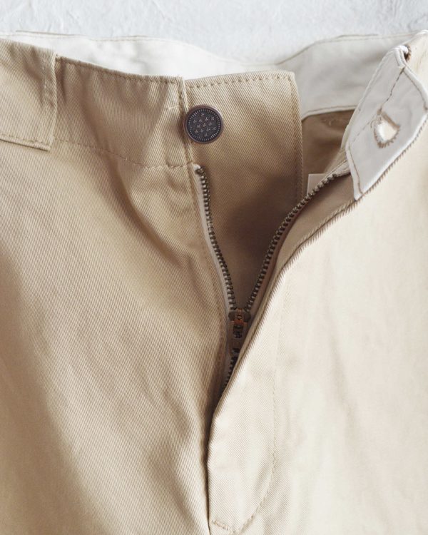 明日発売。今の気分にちょうどいい無骨なチノパン