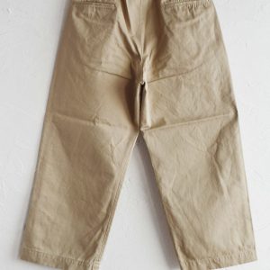 明日発売。今の気分にちょうどいい無骨なチノパン