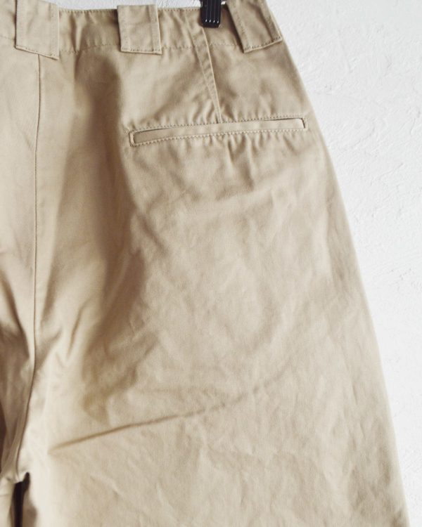 明日発売。今の気分にちょうどいい無骨なチノパン
