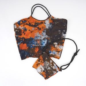 大胆なペイントが主役。シンプルなスタイルに映えるマルシェバッグ