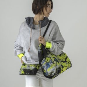 大胆なペイントが主役。シンプルなスタイルに映えるマルシェバッグ