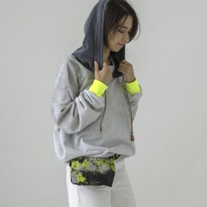 大胆なペイントが主役。シンプルなスタイルに映えるマルシェバッグ