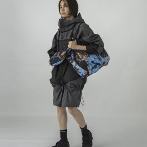 大胆なペイントが主役。シンプルなスタイルに映えるマルシェバッグ