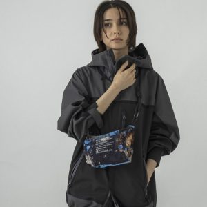 大胆なペイントが主役。シンプルなスタイルに映えるマルシェバッグ