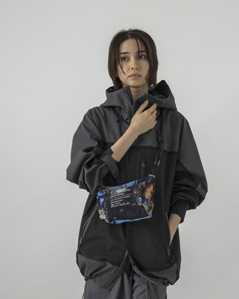 大胆なペイントが主役。シンプルなスタイルに映えるマルシェバッグ