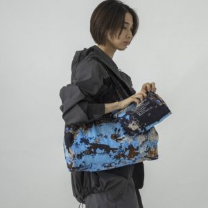 大胆なペイントが主役。シンプルなスタイルに映えるマルシェバッグ