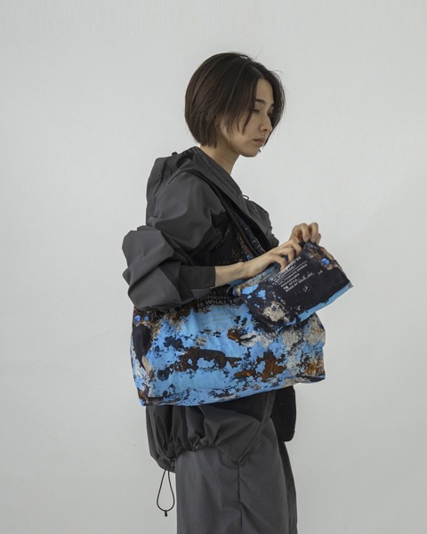 大胆なペイントが主役。シンプルなスタイルに映えるマルシェバッグ