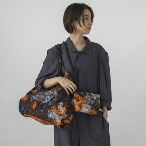 大胆なペイントが主役。シンプルなスタイルに映えるマルシェバッグ