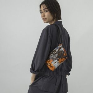 大胆なペイントが主役。シンプルなスタイルに映えるマルシェバッグ