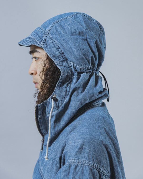 ギミック満載。“全部盛り仕様”のアノラック。