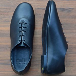 軽やかさと機能美を纏う、モダンなジャズシューズ