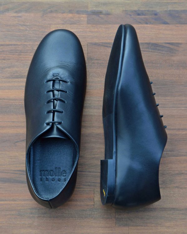 軽やかさと機能美を纏う、モダンなジャズシューズ