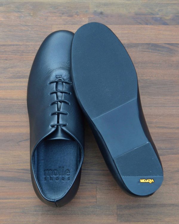 軽やかさと機能美を纏う、モダンなジャズシューズ