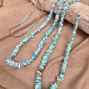 春の装いに映えるネックレス