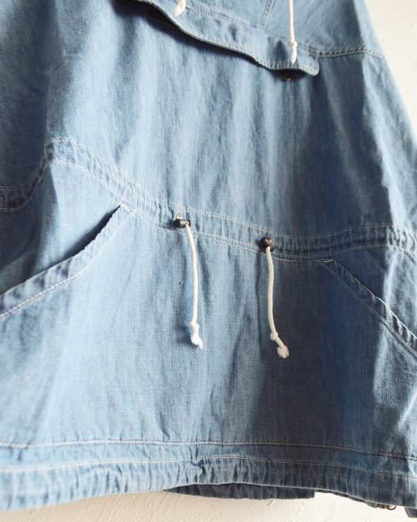 ギミック満載。“全部盛り仕様”のアノラック。