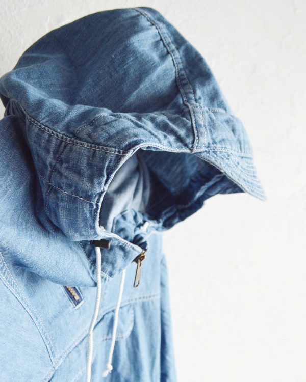 ギミック満載。“全部盛り仕様”のアノラック。