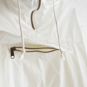 ギミック満載。“全部盛り仕様”のアノラック。