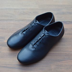 軽やかさと機能美を纏う、モダンなジャズシューズ