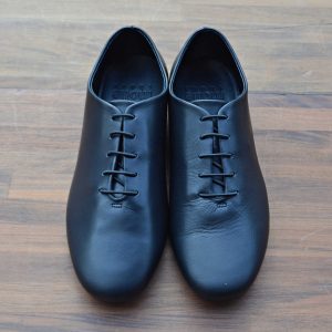 軽やかさと機能美を纏う、モダンなジャズシューズ