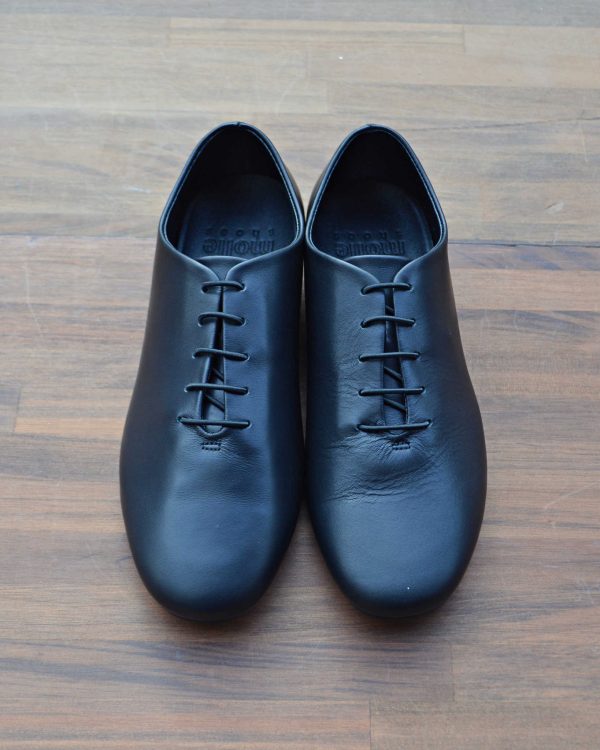 軽やかさと機能美を纏う、モダンなジャズシューズ