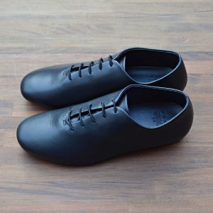 軽やかさと機能美を纏う、モダンなジャズシューズ