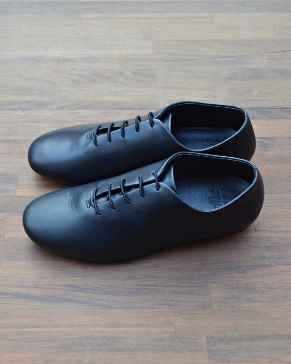 軽やかさと機能美を纏う、モダンなジャズシューズ