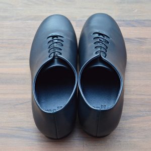 軽やかさと機能美を纏う、モダンなジャズシューズ