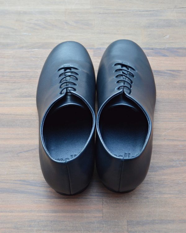 軽やかさと機能美を纏う、モダンなジャズシューズ