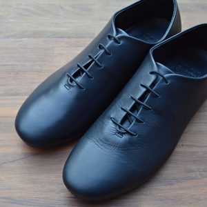 軽やかさと機能美を纏う、モダンなジャズシューズ