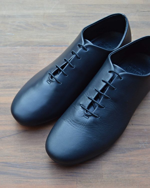 軽やかさと機能美を纏う、モダンなジャズシューズ