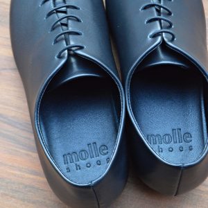 軽やかさと機能美を纏う、モダンなジャズシューズ