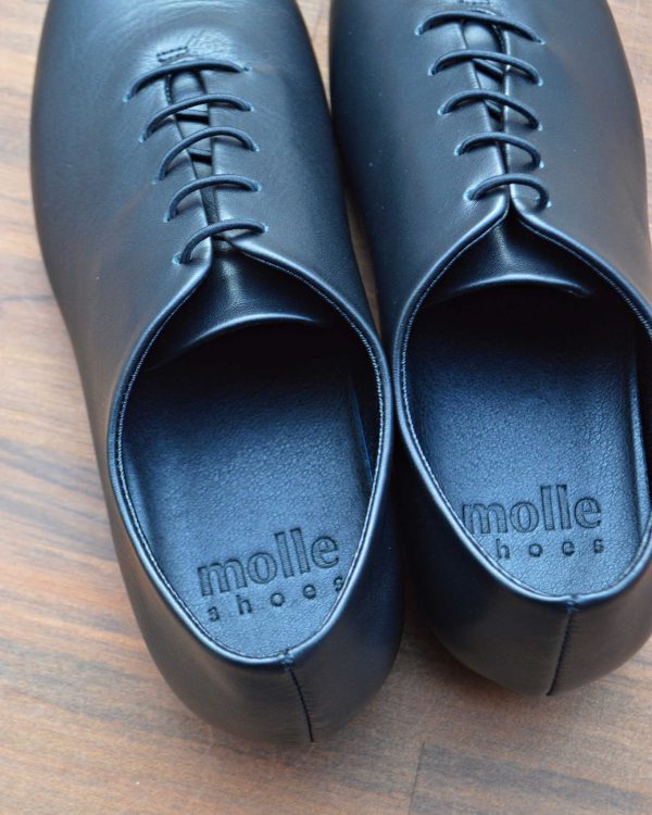 軽やかさと機能美を纏う、モダンなジャズシューズ