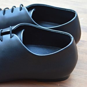 軽やかさと機能美を纏う、モダンなジャズシューズ