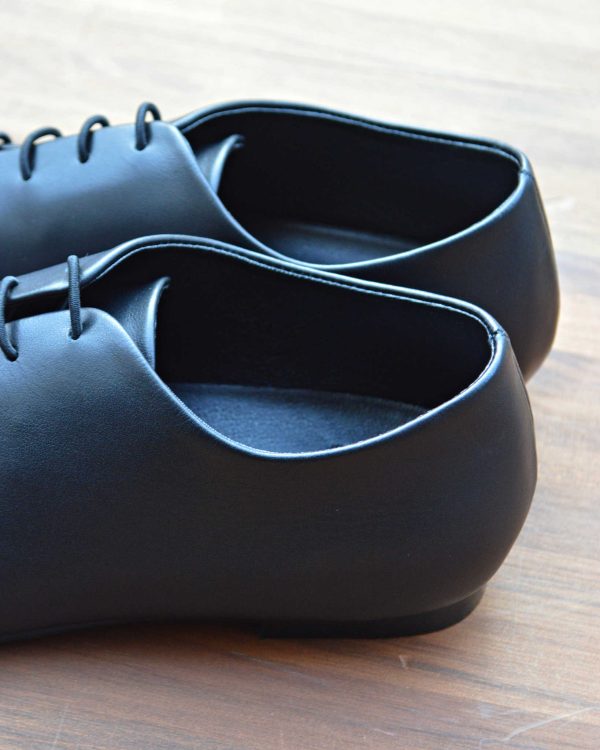 軽やかさと機能美を纏う、モダンなジャズシューズ