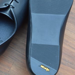 軽やかさと機能美を纏う、モダンなジャズシューズ