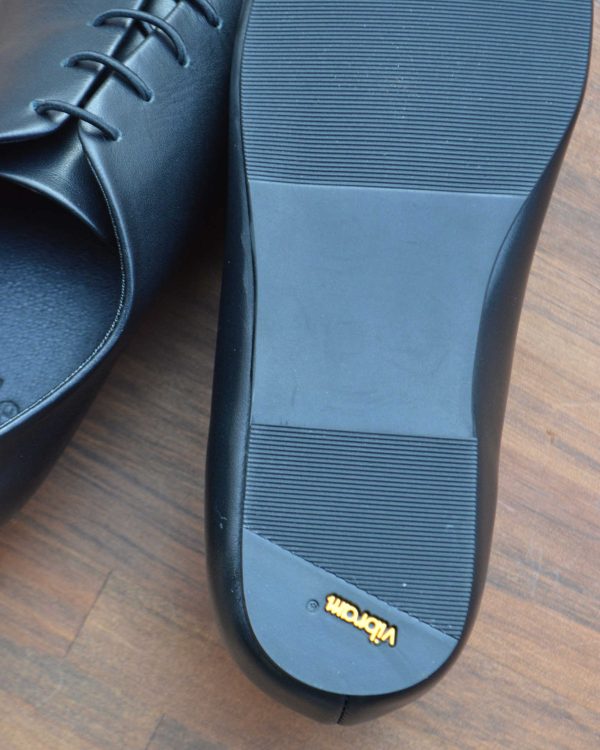 軽やかさと機能美を纏う、モダンなジャズシューズ