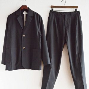 “考えずに着て、ちゃんと整う”セットアップ