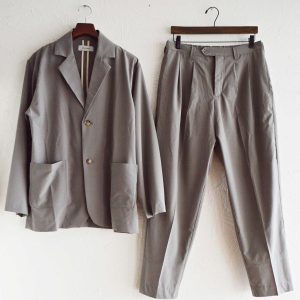 “考えずに着て、ちゃんと整う”セットアップ