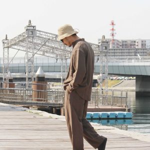 揺れで魅せる一着