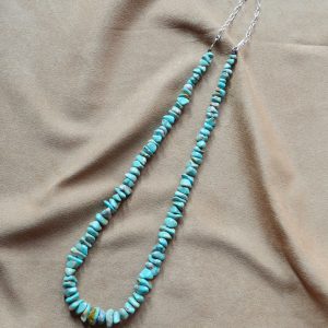 春の装いに映えるネックレス