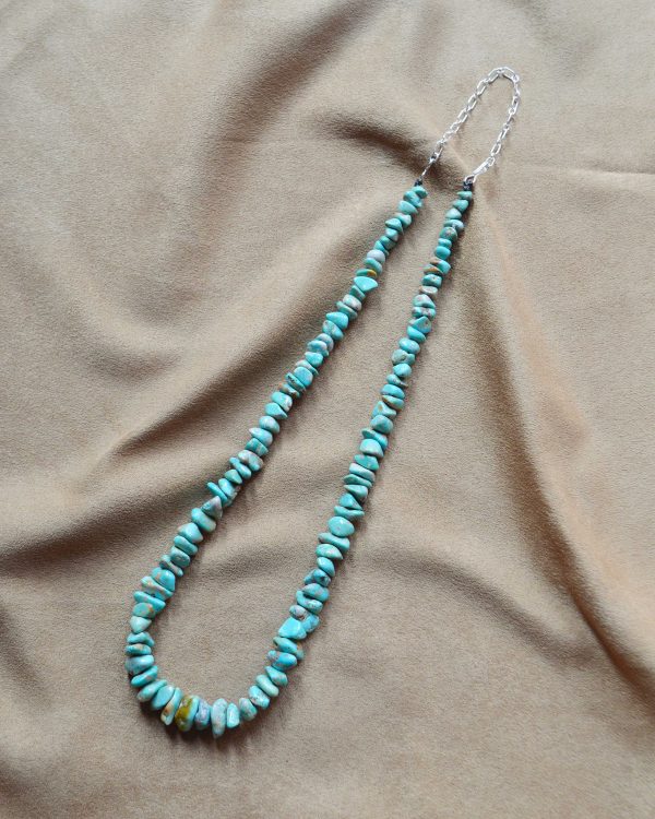 春の装いに映えるネックレス