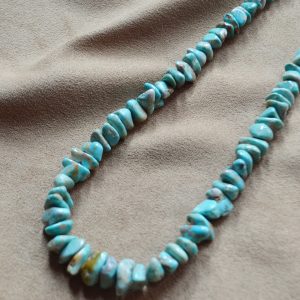 春の装いに映えるネックレス