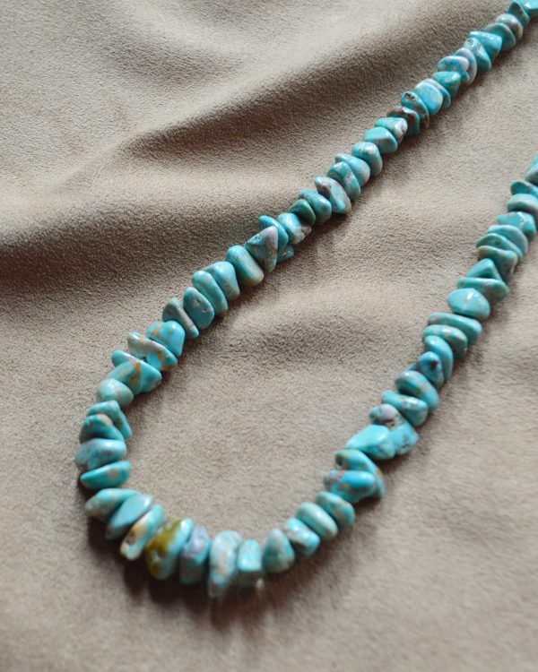 春の装いに映えるネックレス