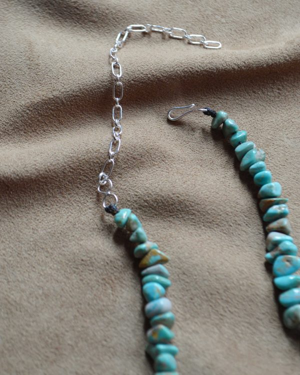 春の装いに映えるネックレス