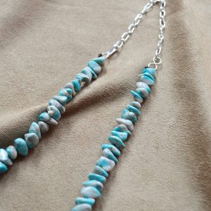 春の装いに映えるネックレス