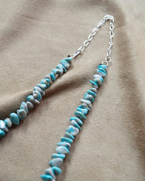 春の装いに映えるネックレス