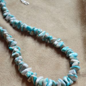 春の装いに映えるネックレス